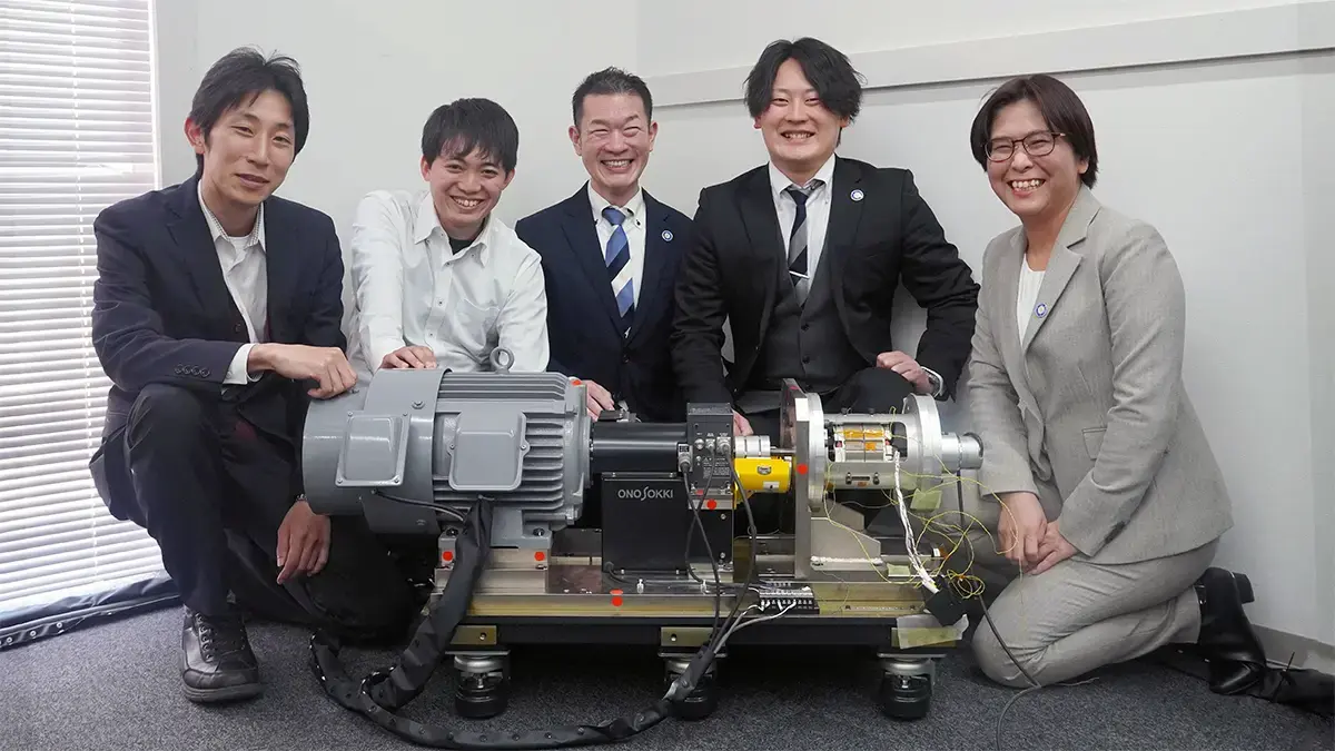 お客様と小野測器社員の集合写真