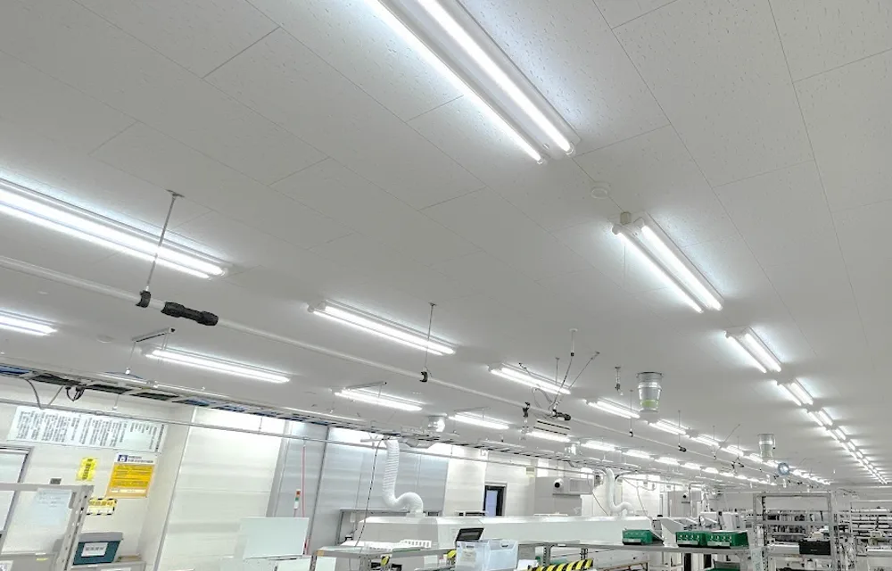 写真:工場内天井照明