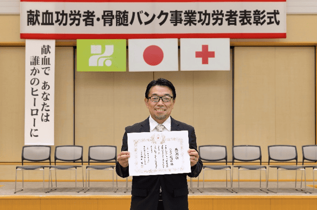 表彰式を持つ宇都宮テクニカル&プロダクトセンター東舘氏