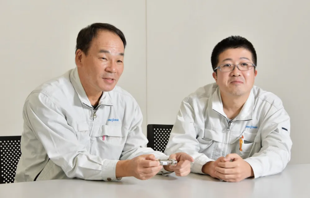 技術本部 計測技術ラボリーダー松木氏と製造ブロック 計測器製造グループ係長谷山氏の対談風景