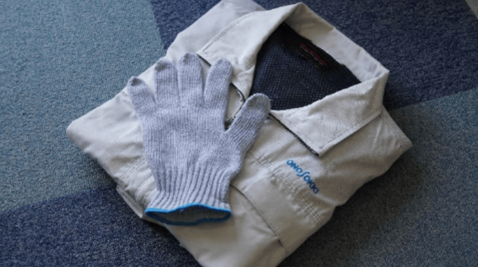 変更前のプラスチック製梱包材と変更後のリサイクル可能な紙梱包材の写真