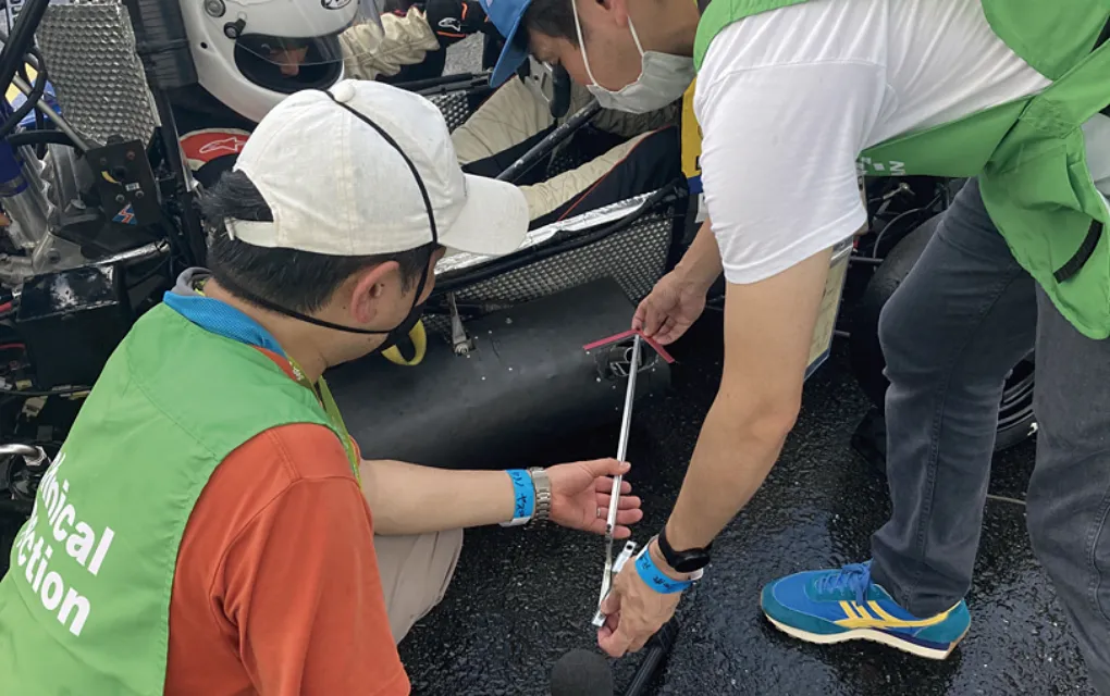 学生フォーミュラカーレースで車の準備をする学生
