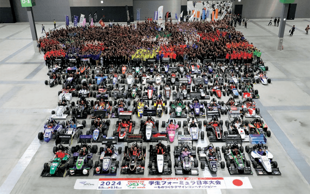 学生フォーミュラカーレースの参加者全体写真