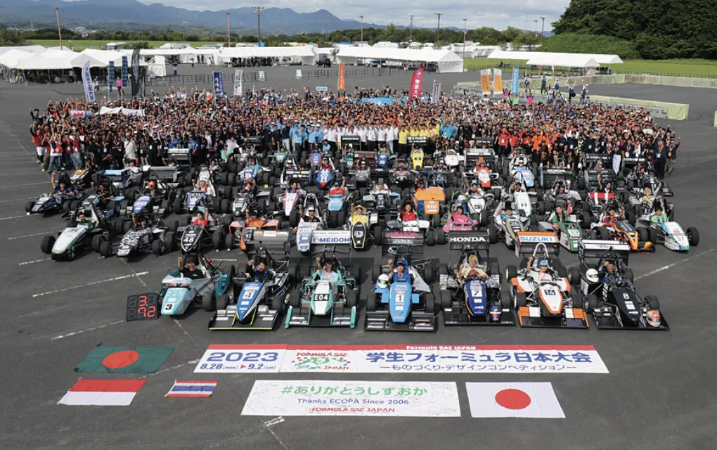 学生フォーミュラカーレースの参加者全体写真