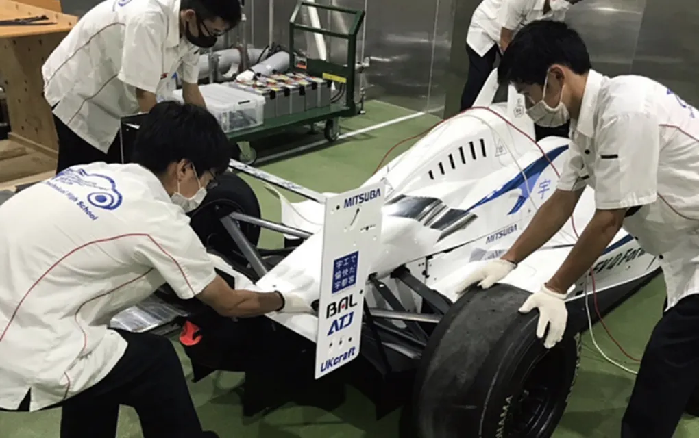 エンジニア育成プログラムで車を整備する学生たち
