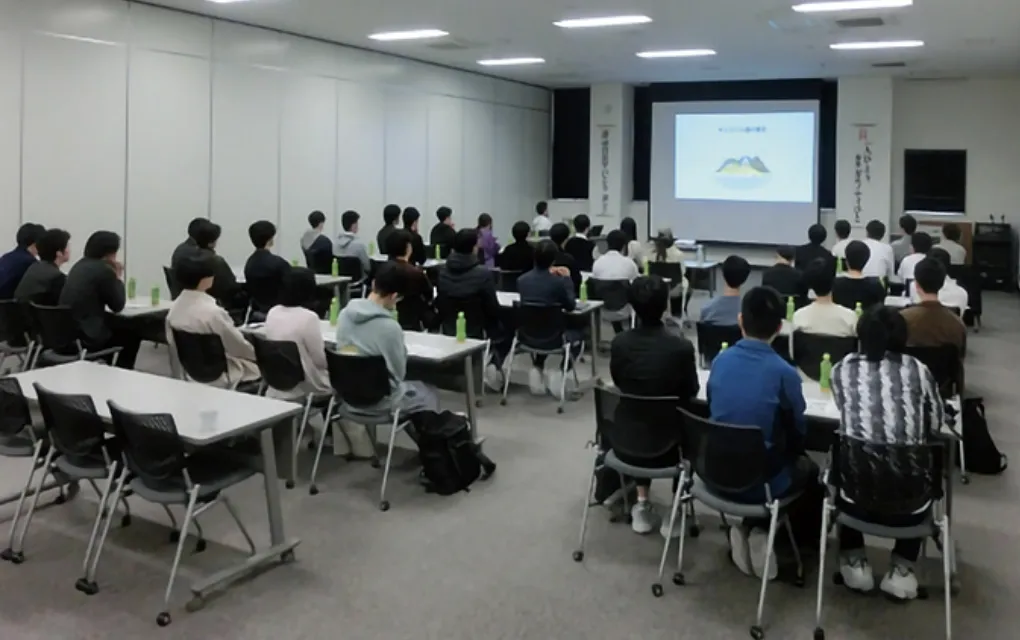 安全啓蒙活動の講義を受ける参加者たち