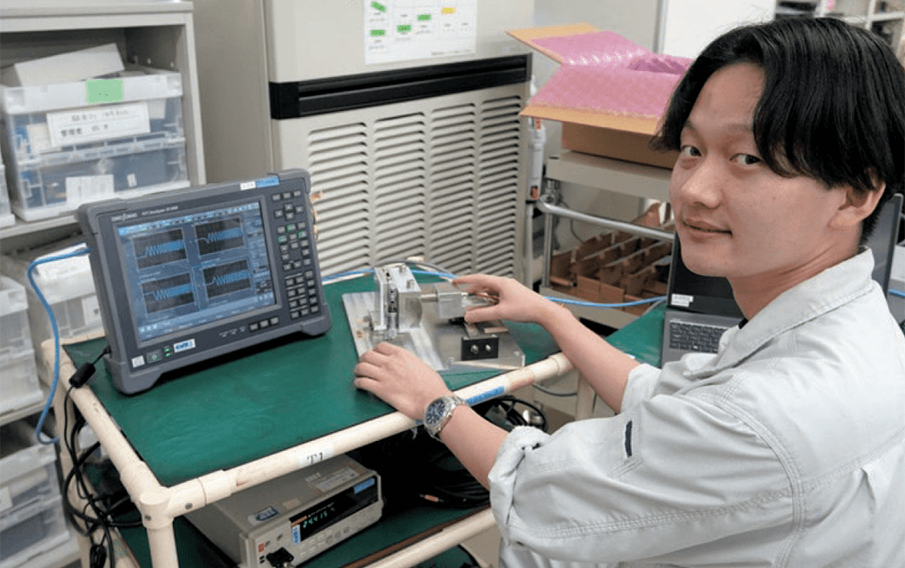 長岡技術科学大学のインターン生が音響製品の実務に取り組む様子（騒音計での測定や製品チェック）