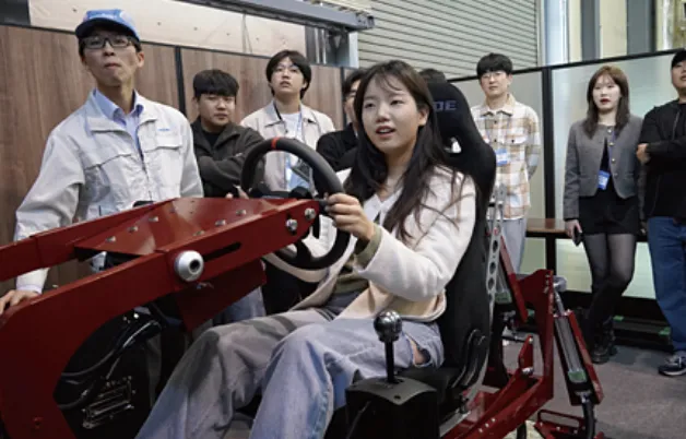 施設を見学している韓国の大学生たち