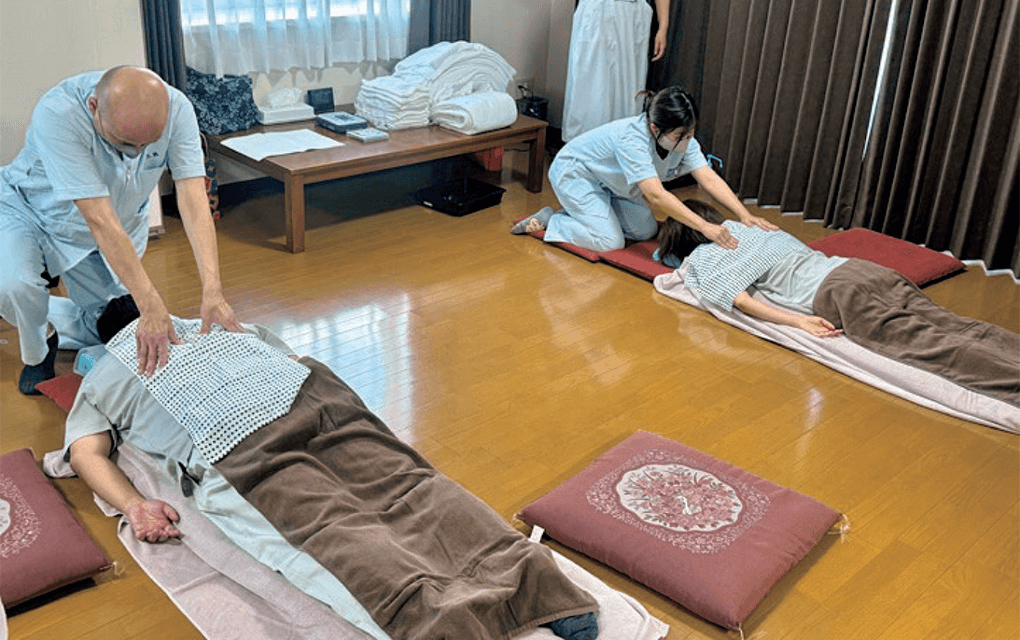 栃木県立盲学校の生徒によるマッサージ実習の様子（宇都宮テクニカル＆プロダクトセンターにて）