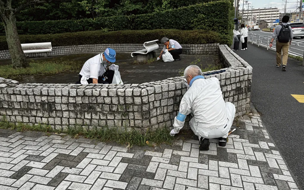 安全で安心な街づくりのために清掃活動を行う社員たち
