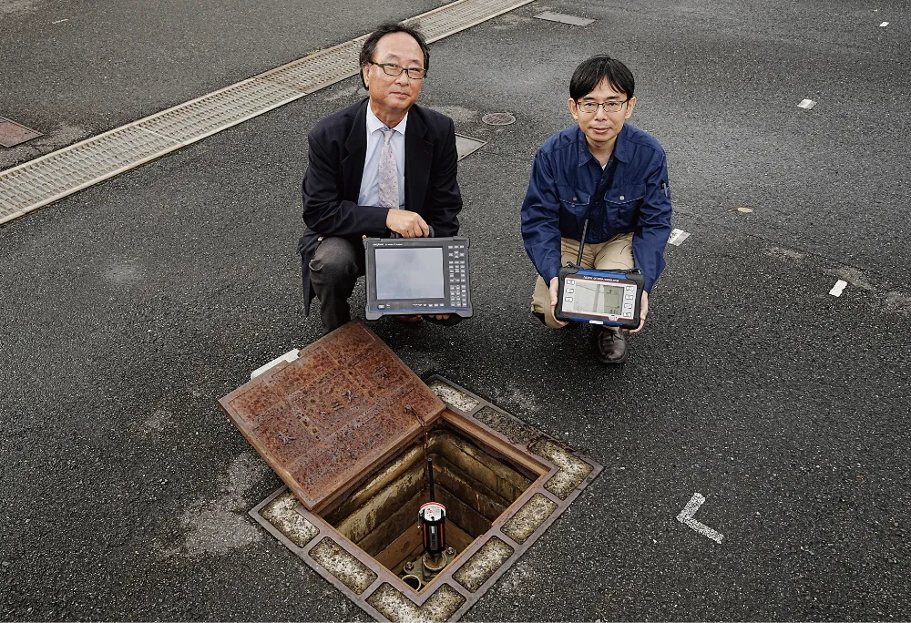 lc-5000を持つ2人の技術者