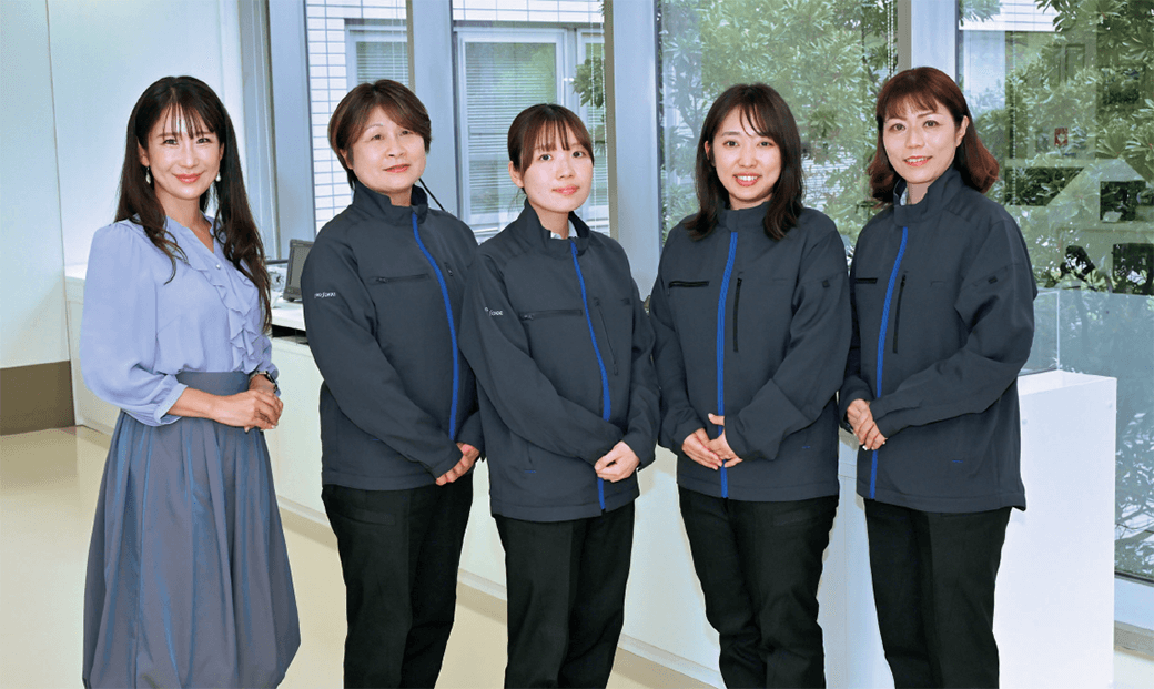 インタビュアーの今井優杏さんと小野測器の社員4名が並ぶ集合写真